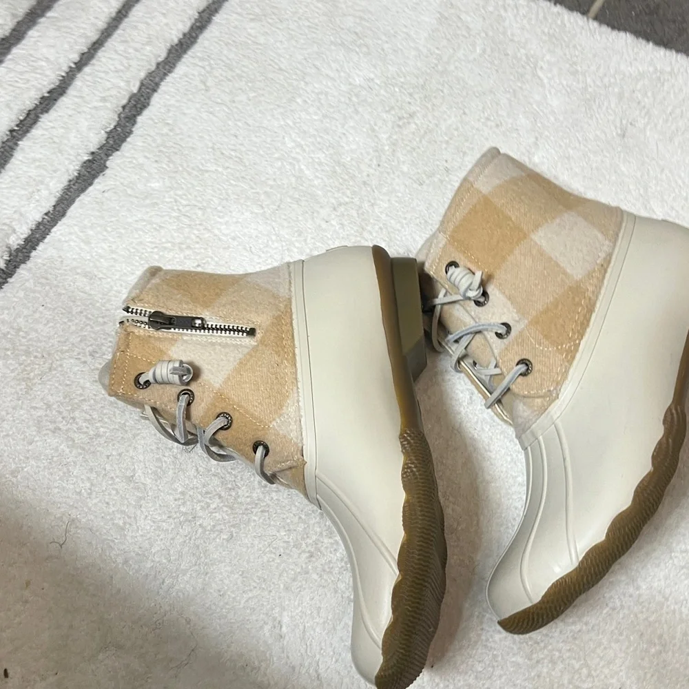 Sperry Women’s Duck Rain Boots Shoes Sz 8 Cream & Tan Saltwater Buffalo Check